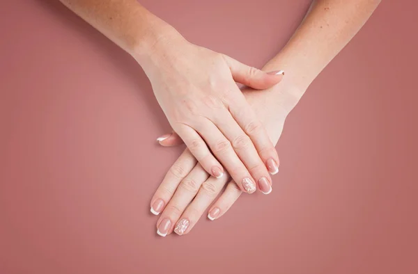 Güzel manikür. Bir kadın bir redwood rengini arka planı elleri. Portre