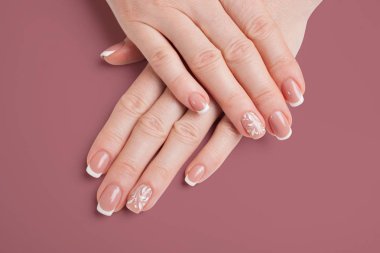 Güzel manikür. Bir kadın bir Pers kırmızı renk karşı elleri. Portre