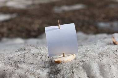 Bahar. Bir yelken ile ahşap bir tekne çözdürülen kar üzerinde yatıyor. Açık havada