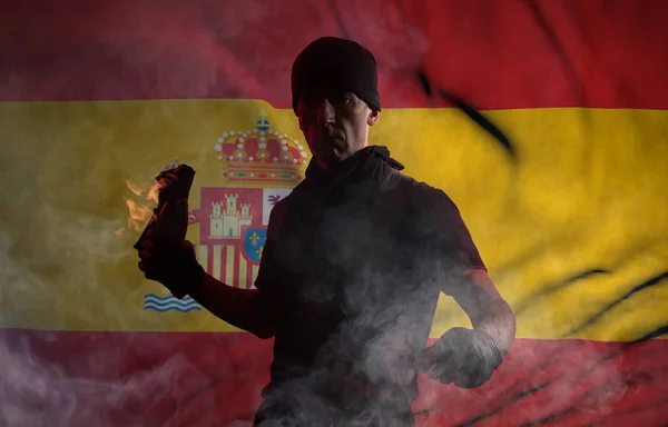 Człowiek Płonącą Butelką Tle Flagi Hiszpanii Zdjęcia Studyjne Temat Protestów — Zdjęcie stockowe