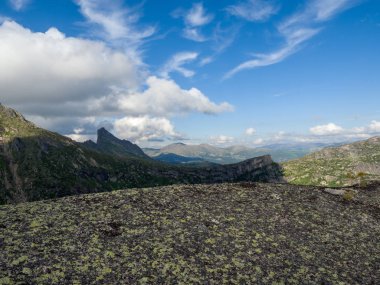 Ergaki dağlarında taş zirve yaptı. Zapadny Sayan. Sibirya Taygası Batı Sayan