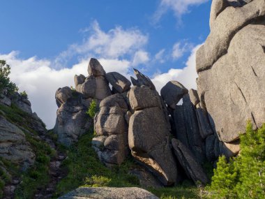 Ergaki dağlarındaki taş bloklar. Sibirya Taygası Batı Sayan