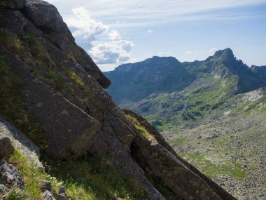 Ergaki Doğa Parkı 'ndaki Mermer Geçit' ten görüntü. Sibirya Taygası Batı Sayan