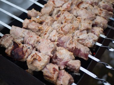 Et kömürde şişte pişiriliyor. Havada yemek pişirmek