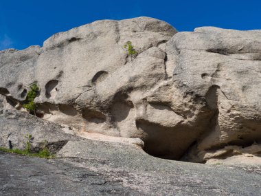 Ergaki doğa parkında taş oluşumları. Batı Sayan dağlarında güneşli bir gün