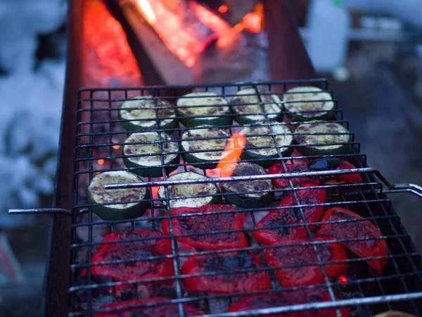 Λαχανικά Ψήνονται Κάρβουνα Που Καίγονται Φαγητό Μαγειρεύεται Έξω — Φωτογραφία Αρχείου