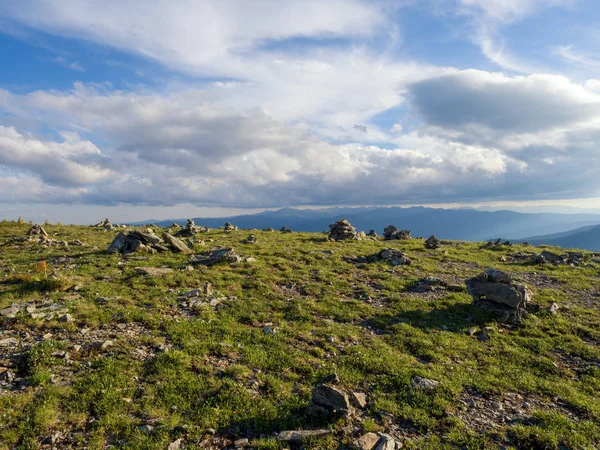 Dağların Zirvesinde Anıtsal Cairns Batı Sayan Dağlarında Güneşli Bir Gün — Stok fotoğraf