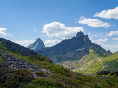 Ergaki Doğa Parkı 'ndaki dağ tepelerinin manzarası. Batı Sayan dağlarında güneşli bir yaz günü
