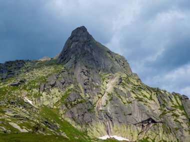 Ergaki Doğa Parkı 'nın zirvesinde. Batı Sayan dağlarında güneşli bir yaz günü