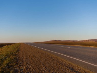 Otoyol mesafeye gidiyor. Muhteşem bozkırlar. Güneşli bir sonbahar günü