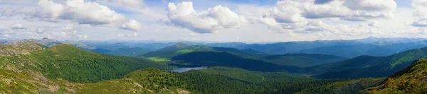 Panorama Montañas Distantes Parque Natural Ergaki Soleado Día Verano Las —  Fotos de Stock