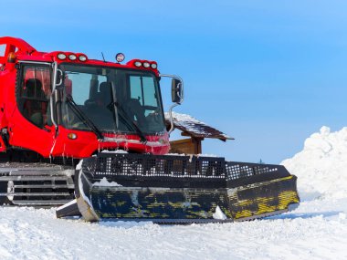 Bir kayak merkezinde kar arabasının arasında. Kokpit parçası