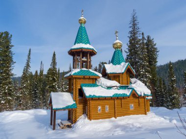 Taiga 'daki ortodoks şapeli. Eski Rus ahşap tarzı. Sibirya 'da kış günü