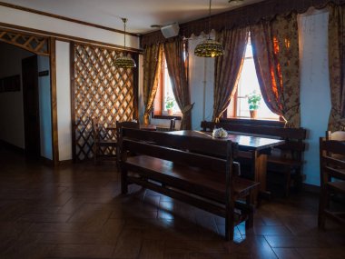 Alp tarzı iç mekan. Dağ Salanga 'daki kayak merkezindeki restoran. Büyük ahşap masa ve banklar