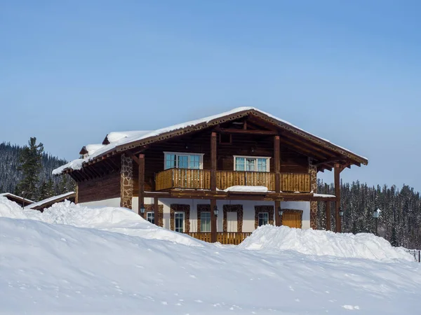 Haus Alpinen Stil Skigebiet Mountain Salanga Verschneiter Winter Den Bergen — Stockfoto