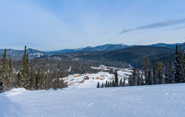 Vista Desde Cima Montaña Hasta Estación Esquí Táiga Invierno Siberiana — Foto de Stock