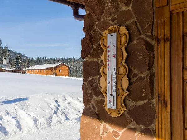 Termómetro Una Pared Piedra Día Soleado Invierno Estación Esquí Vacaciones — Foto de Stock