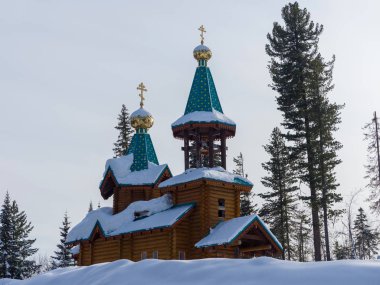 Taiga 'daki ortodoks şapeli. Eski Rus ahşap tarzı. Sibirya 'da kış günü