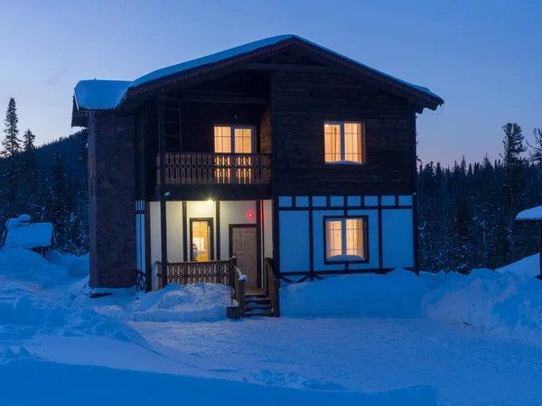 Casa Hotel Estilo Alpino Estância Esqui Gornaya Salanga Noite Começa — Fotografia de Stock