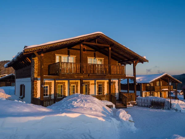 Hotel Alpinen Stil Skigebiet Gornaja Salanga Die Sonne Geht Auf — Stockfoto