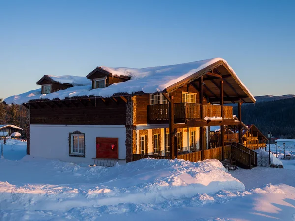 Alpský Hotel Lyžařském Středisku Gornaya Salanga Slunce Vychází Krásné Ranní — Stock fotografie