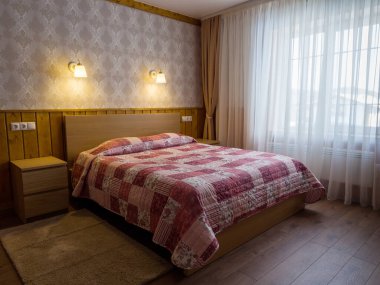 Gornaya Salanga kayak merkezindeki otel odasında. Güzel, şık, dağlık oda.