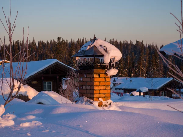 Sneeuwklomp Een Stijlvolle Gesmede Pijp Dageraad Bij Het Siberische Skigebied — Stockfoto