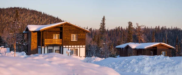 Alpský Hotel Lyžařském Středisku Gornaya Salanga Slunce Vychází Krásné Ranní — Stock fotografie