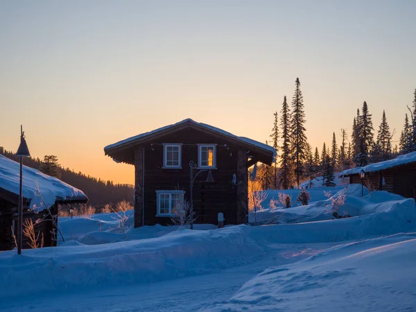 Hotel Alpenstijl Het Skigebied Gornaya Salanga Zon Komt Prachtige Ochtendverlichting — Stockfoto