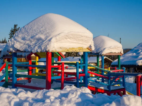 Parque Infantil Estructuras Madera Colores Bajo Grandes Capas Nieve Día — Foto de Stock