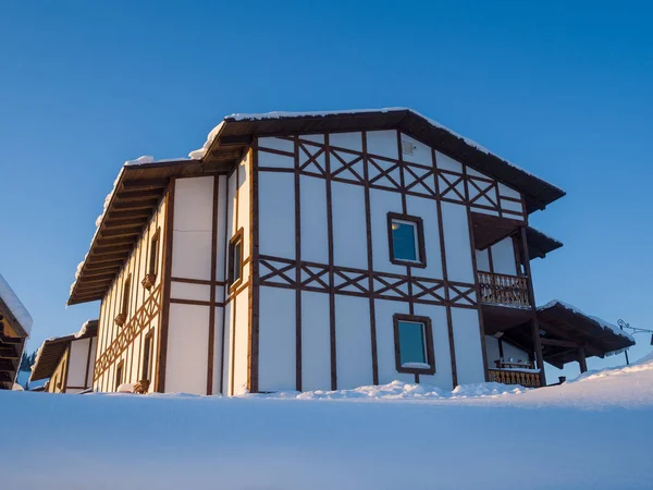 Hotel Alpinen Stil Skigebiet Gornaja Salanga Die Sonne Geht Auf — Stockfoto