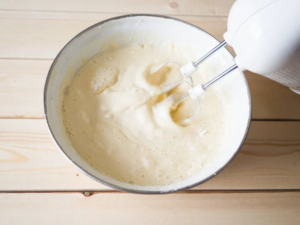 Batidora Agita Rápidamente Harina Leche Los Huevos Para Los Panqueques — Foto de Stock