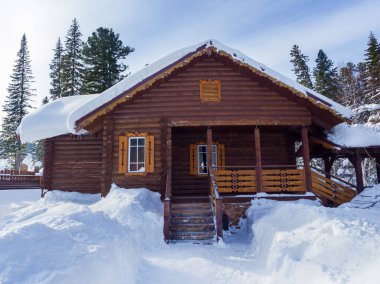 Ormandaki ahşap ev. Sibirya Taiga 'sında kış günü. Ahşap bir çit.