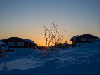 Dağ Salanga 'da şafak vakti. Lirik kış manzarası. Sibirya 'da dondurucu bir sabah