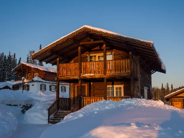 Hotel Alpenstijl Het Skigebied Gornaya Salanga Zon Komt Prachtige Ochtendverlichting — Stockfoto