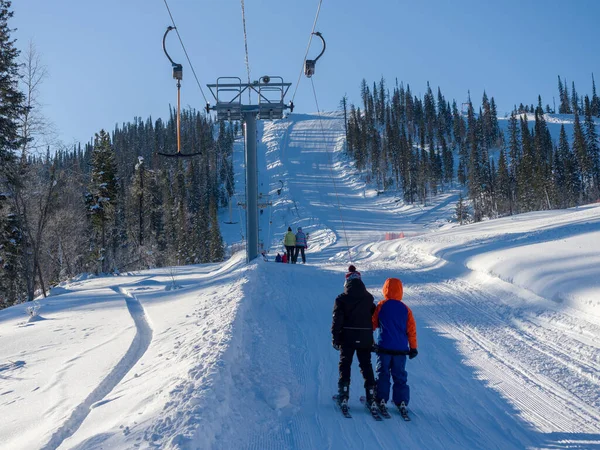 Los Esquiadores Suben Montaña Telesilla Especial Día Soleado Invierno Resort —  Fotos de Stock