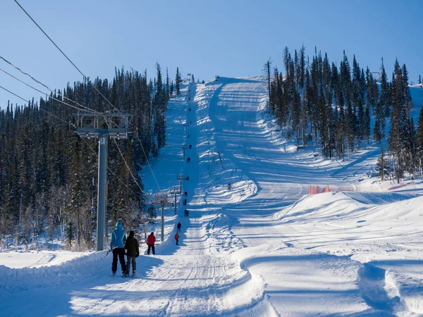 Los Esquiadores Suben Montaña Telesilla Especial Día Soleado Invierno Resort —  Fotos de Stock