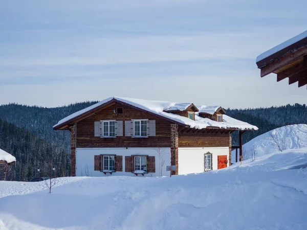 Casa Madera Estilo Alpino Dos Pisos Hotel Estación Esquí Gornaya —  Fotos de Stock