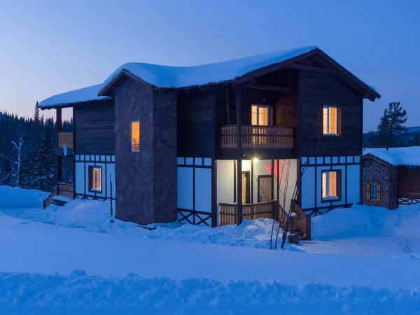 Casa Hotel Estilo Alpino Estância Esqui Gornaya Salanga Noite Começa — Fotografia de Stock