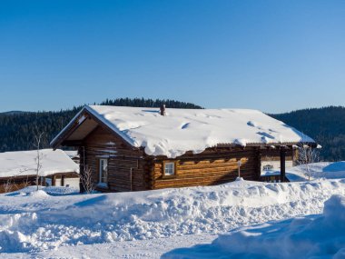 Gornaya Salanga kayak merkezindeki Alp tarzı otel. Karda Chalet. Kış günü