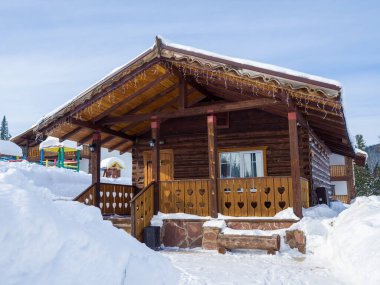 Alp tarzı ahşap dağ evi. Gornaya Salanga kayak merkezindeki otel. Kış günü