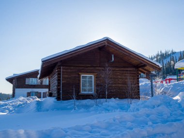 Gornaya Salanga kayak merkezindeki Alp tarzı otel. Karda Chalet. Kış günü