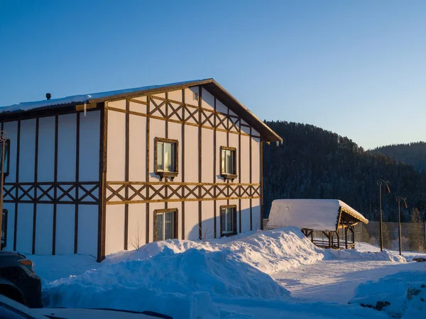 Gornaya Salanga Kayak Merkezinde Alp Tarzı Bir Otel Güneş Doğuyor — Stok fotoğraf