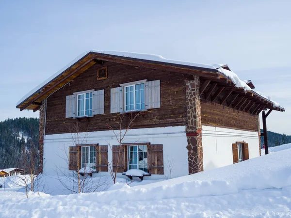 Zweistöckiges Holzhaus Alpinen Stil Hotel Skigebiet Gornaja Salanga Wintertag — Stockfoto