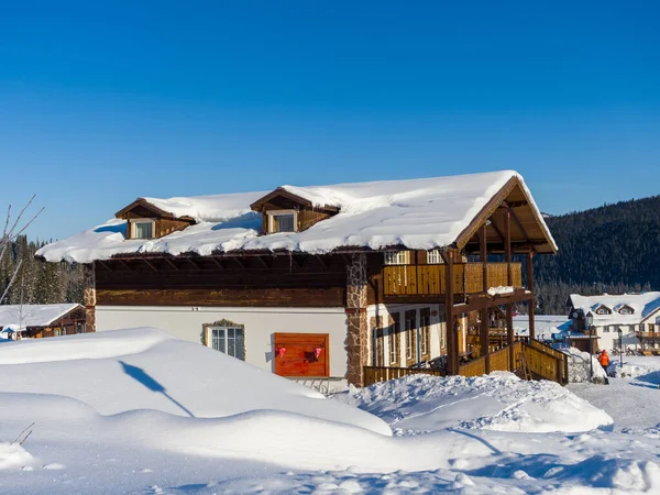 Hotel Alpenstijl Het Skigebied Gornaya Salanga Winter Zonnige Dag Blauwe — Stockfoto