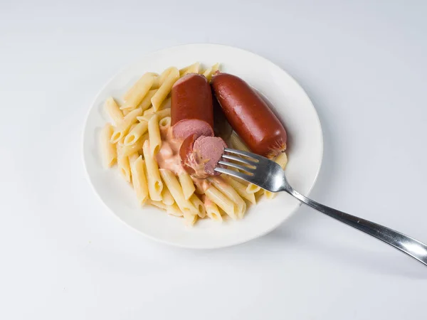 Embutidos Con Guarnición Penne Rigate Comida Plato Blanco Con Tenedor — Foto de Stock