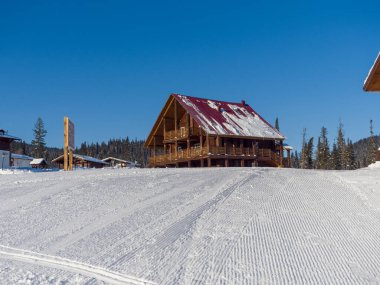 Gornaya Salanga kayak merkezindeki Alp tarzı otel. Karda Chalet. Kış günü