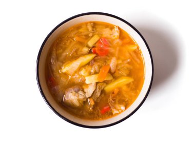 Beyaz tabakta çorba. Rus lahana çorbası, domates ezmesi. Yukarıdan görüntüle