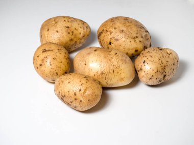 Beyaz bir yüzeyde birkaç patates. Stüdyo fotoğrafçılık