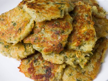 Beyaz tabakta patatesli krep Draniki. Rus, Beyaz Rusya ve Ukrayna mutfağı. Yakın plan.